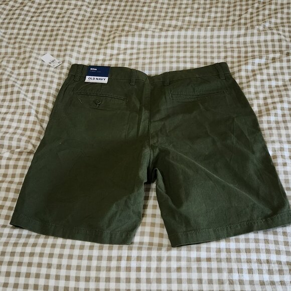 Old Navy Olive Green Slim Built-In Flex Rotation Chino Shorts -- 8-inch inseam - Picture 3 of 7